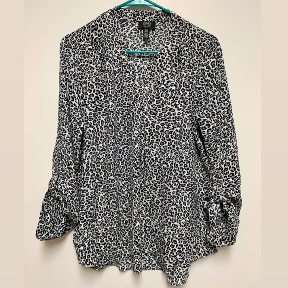 ✨JONES NY Grey Leopard Print Long Sleeve Blouse
